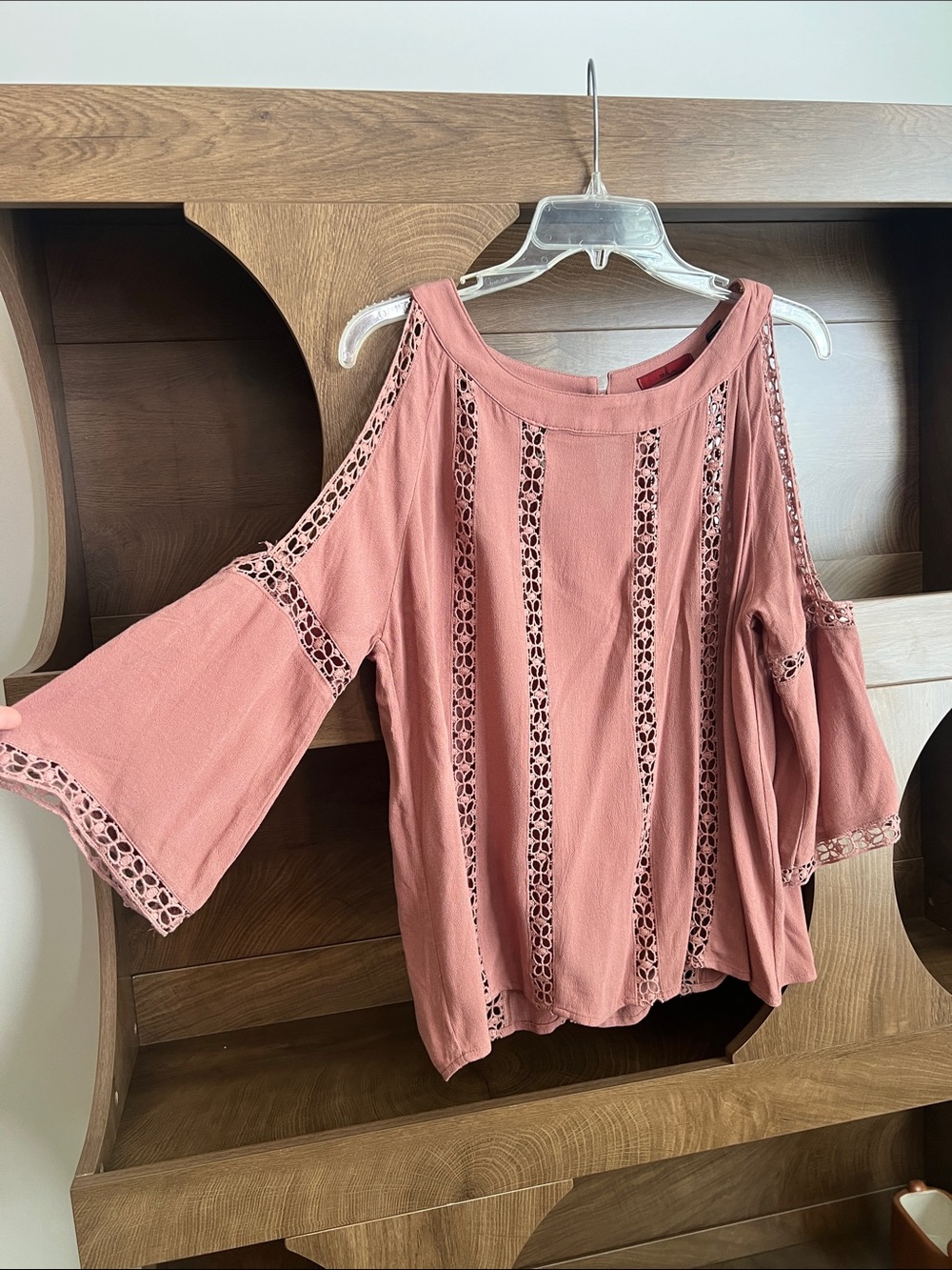 BKE Women's Cold-Shoulder Crochet Inset Top - Dusty Rose